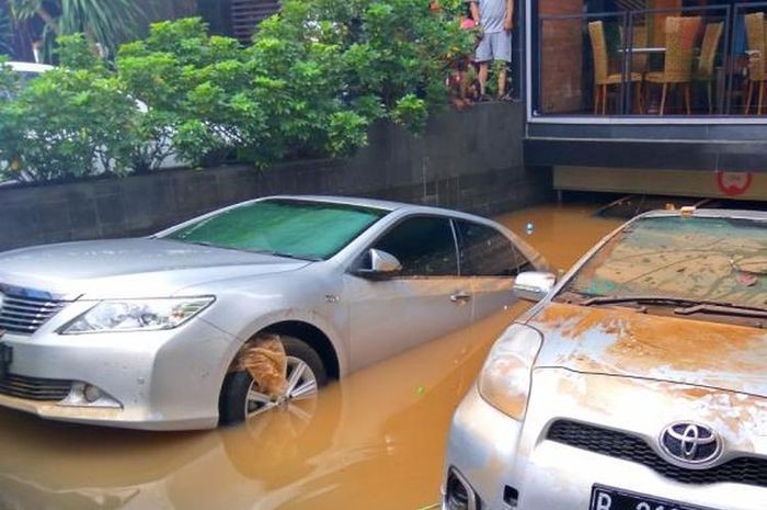 Ingin Membeli Mobil bekas? Kenali Ciri-ciri Mobil Bekas Banjir